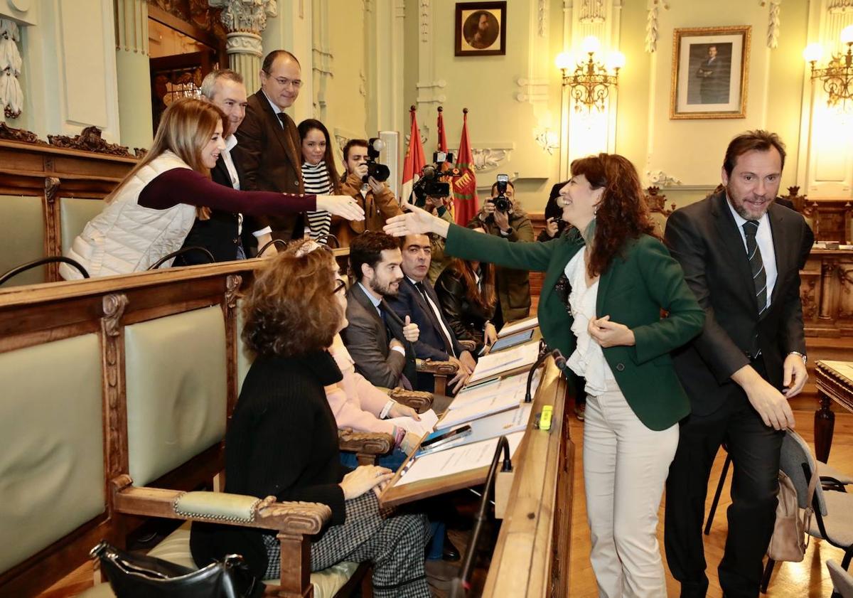 Imagen principal - Óscar Puente y Ana Redondo se despiden de los concejales del resto de los grupos. Mujeres en la tribuna de invitados. Puente da la mano a los dos ediles de Vox. 