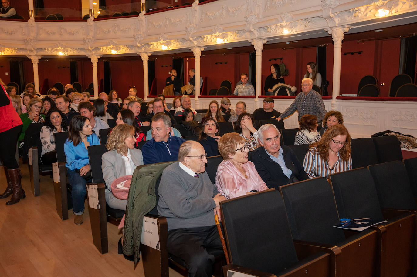 Homenaje a los voluntarios y socios de Cruz Roja en el Principal