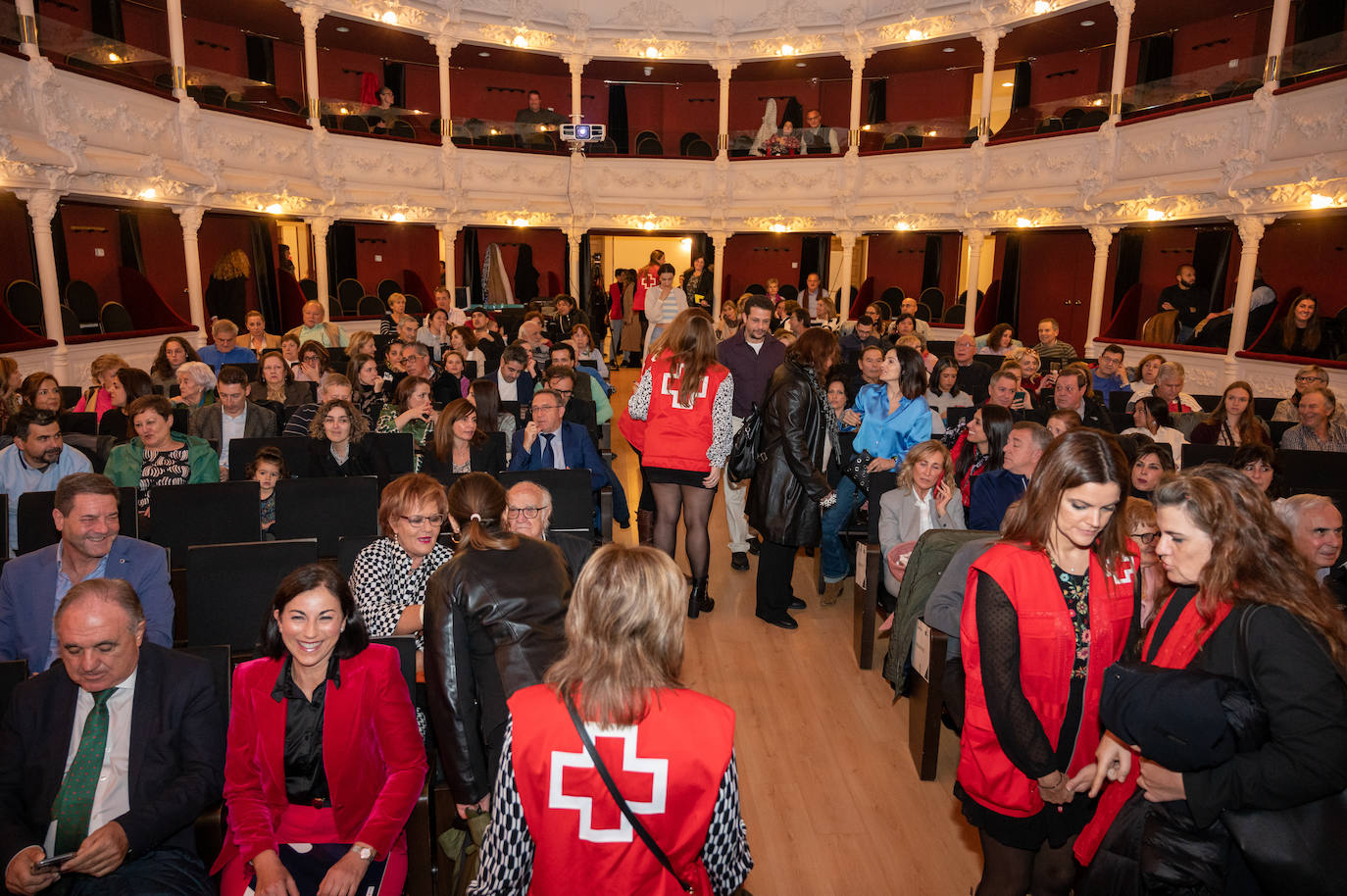 Homenaje a los voluntarios y socios de Cruz Roja en el Principal