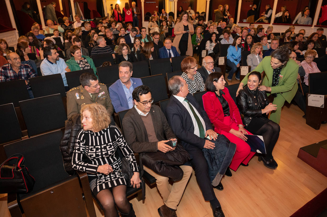 Homenaje a los voluntarios y socios de Cruz Roja en el Principal