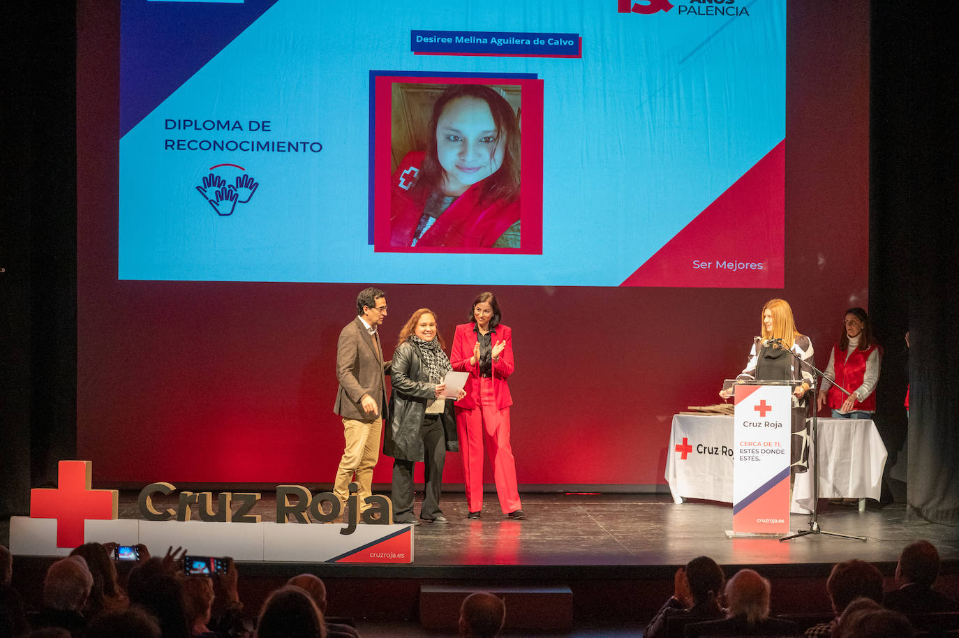 Homenaje a los voluntarios y socios de Cruz Roja en el Principal