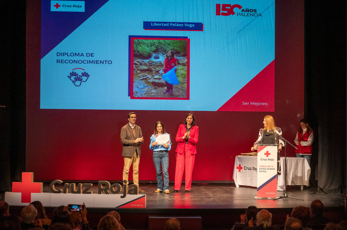 Homenaje a los voluntarios y socios de Cruz Roja en el Principal