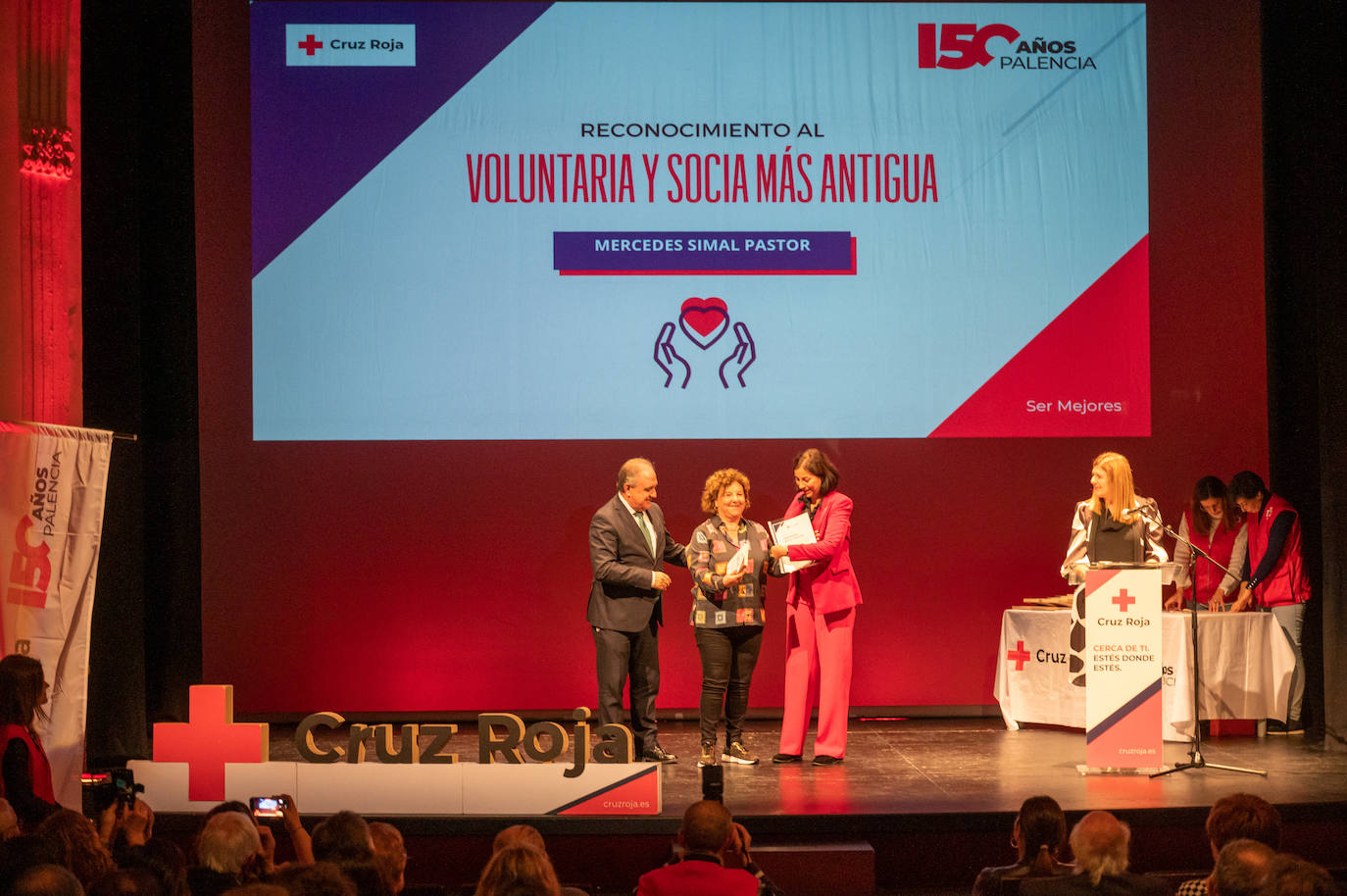 Homenaje a los voluntarios y socios de Cruz Roja en el Principal
