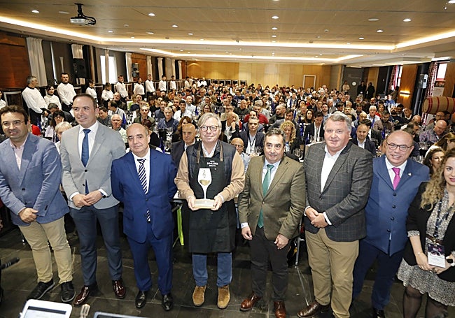 Autoridades posan con el Catador de Honor. A su espalda los más de 300 participantes en el cata.