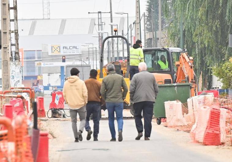 Obras de reurbanización de la avenida de El Norte de Castilla en el polígono de Argales.