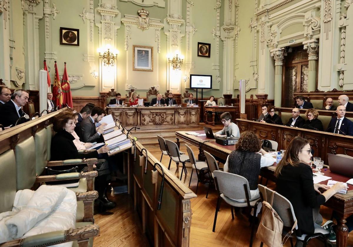 El salón de plenos del Ayuntamiento, durante la sesión celebrada este lunes.