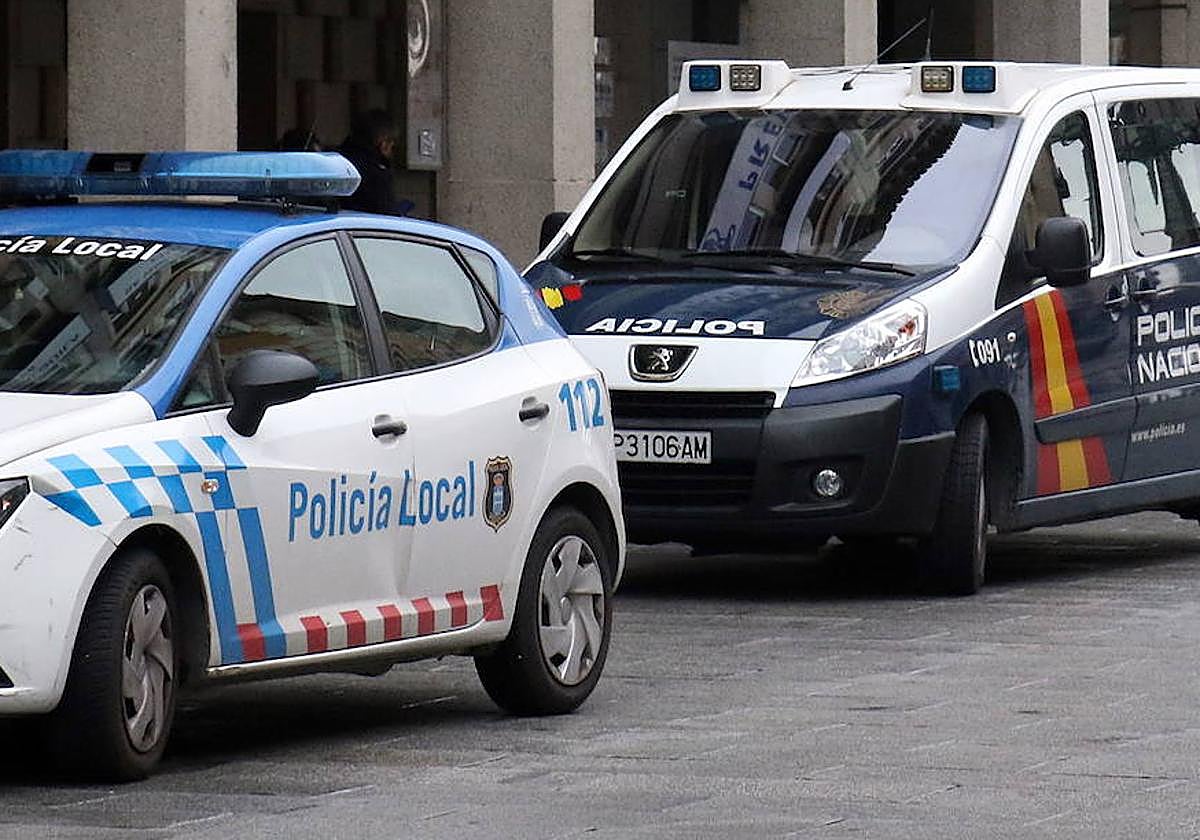 Policía Local y Policía Nacional, en una calle de Segovia.