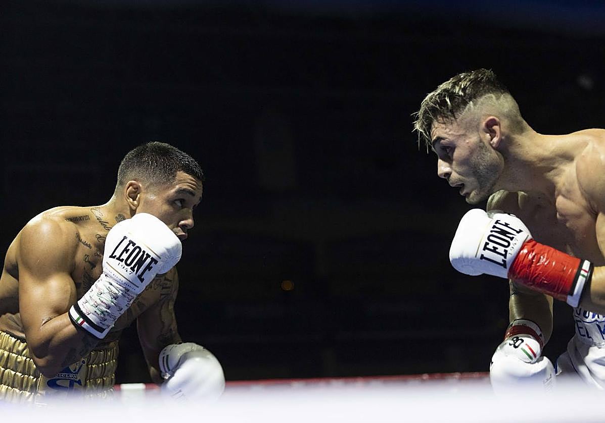 Salvi Jiménez (izquierda) y Juanfe Gómez se tantean en los primeros compases del combate celebrado en Huerta del Rey.