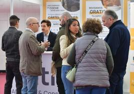 Visitantes en la última feria inmobiliaria de Valladolid.