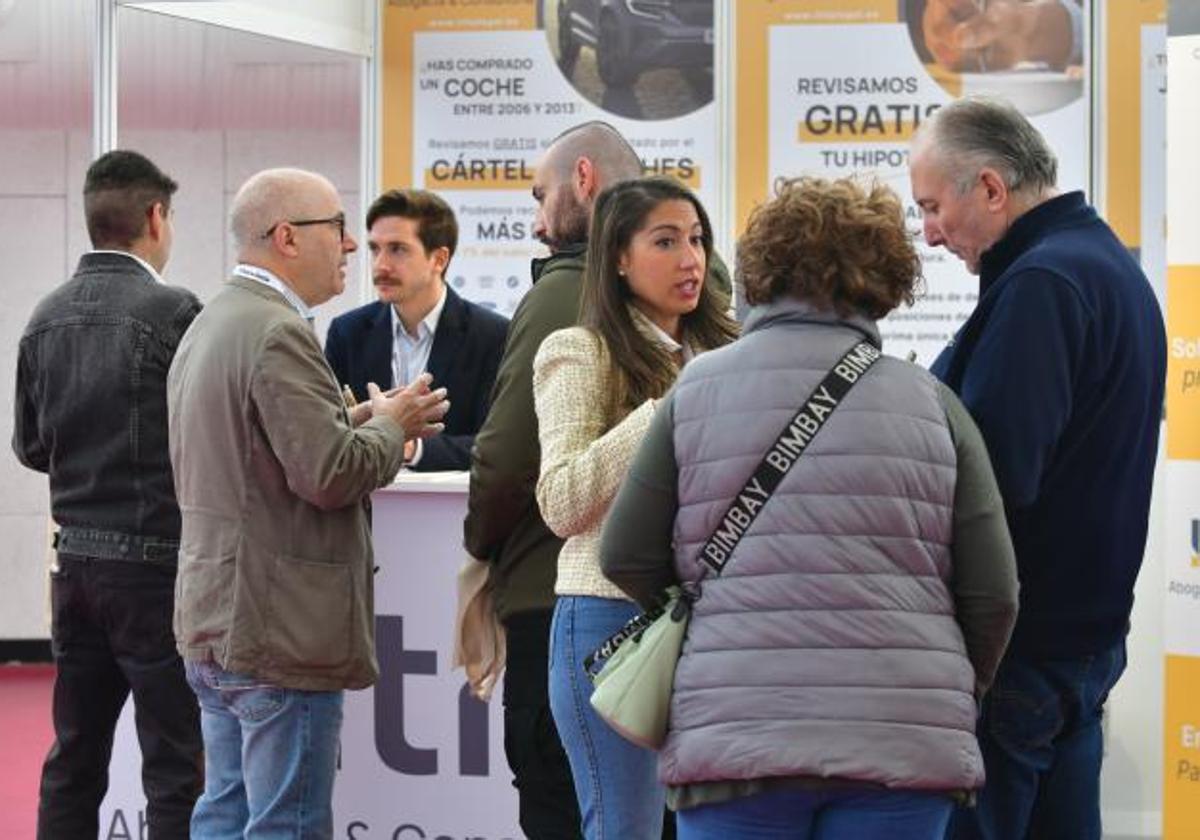 Visitantes en la última feria inmobiliaria de Valladolid.