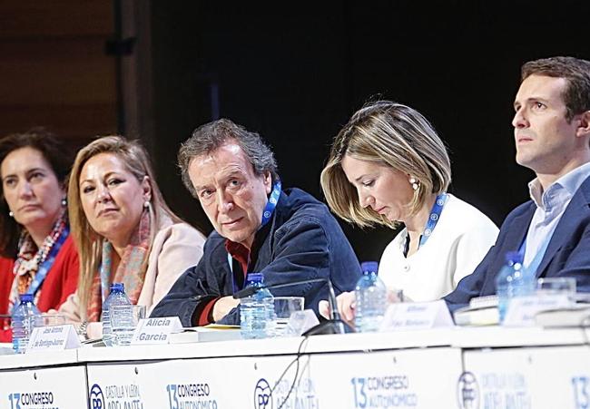 Josefa García Cirac, Rosa Valdeón, José Antonio de Santiago-Juárez, Alicia García y Pablo Casado, en un congreso autonómico del PP de Castilla y León.