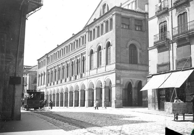 Tranvía de tracción animal pasando por delante del Calderon, hacia 1900.