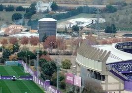 La torre de la caldera de biomasa se yergue junto al estadio José Zorrilla.