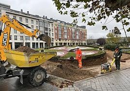 Los operarios eliminan la pequeña colina que elevaba el reloj para que entre el nuevo carril bici.