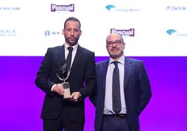 Miguel Vergara, tras recibir el premio, que le entregó Fernando Carpintero, director territorial de Reale Seguros.