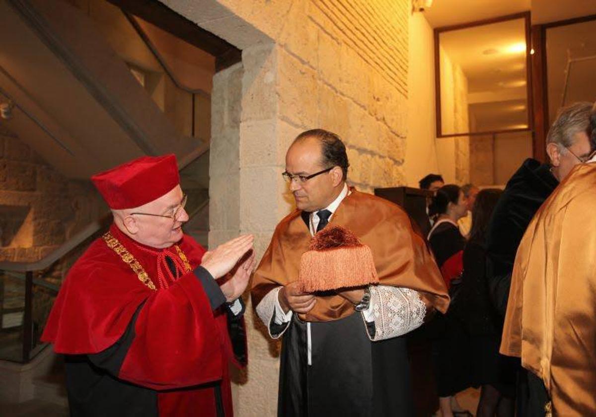 Luis Miguel Cárcel, birrete en mano, en la apertura de un curso universitario en su etapa como vicerrector.