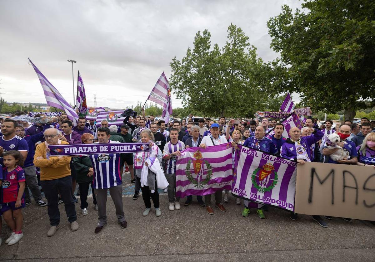 Concentración de aficionados contrarios al nuevo escudo en junio de 2022.