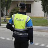 Circula con dos galgos atados a una puerta de su todoterreno para entrenarles