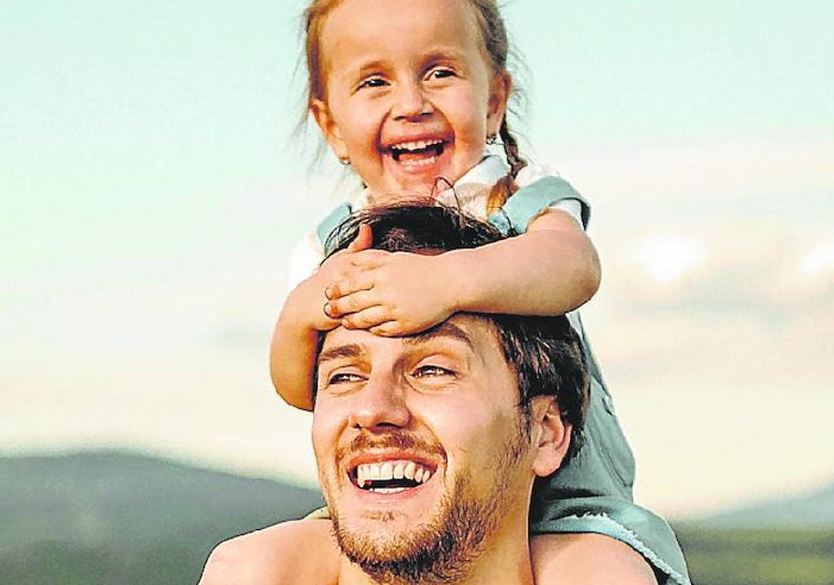 Un agricultor, con su hija.