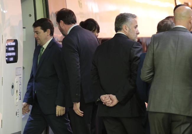 Alfonso Fernández Mañueco y Óscar Puente acceden al tren. Junto a ellos, de espaldas, Carlos Pollán y José Antonio Diez.