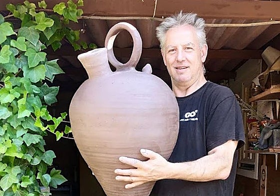 José Palacio posa con una de sus piezas