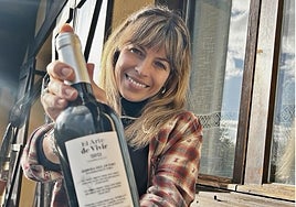 Thais Blume antes de descorchar una botella de vino