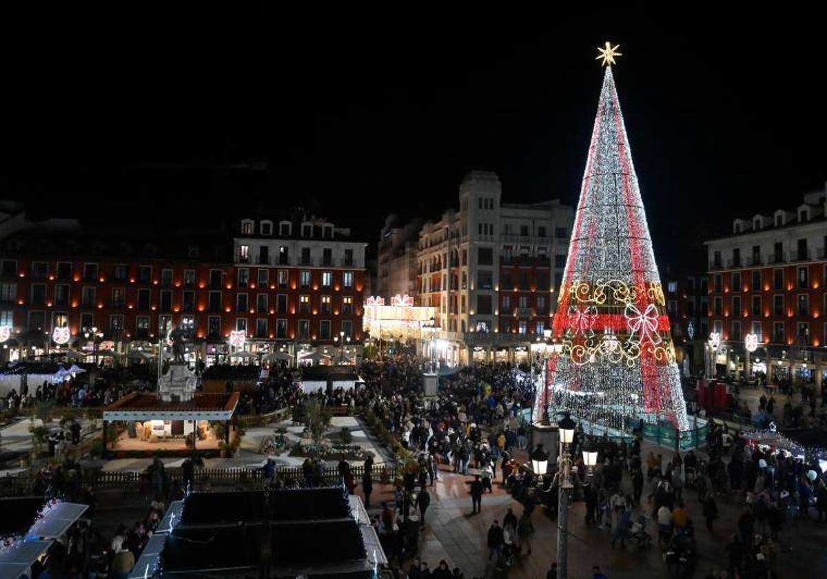 Vista de la Plaza Mayor de Valladolid con la iluminación navideña.