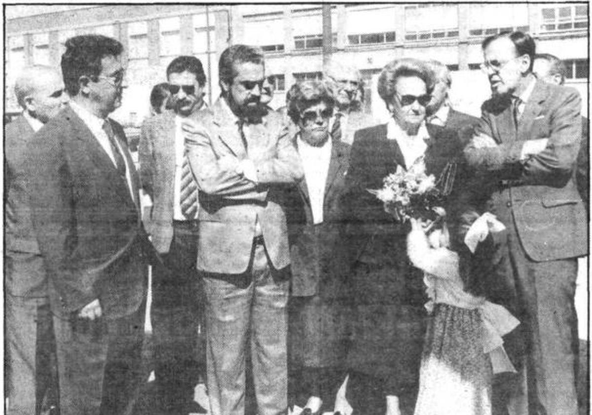 Imagen principal - Dos imágenes del día de la inauguración de la calle Daniel del Olmo y, en tercer lugar, la sede de la Asociación el día de su apertura.