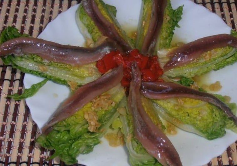 Cogollos con atún y anchoas.