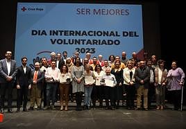 Foto de familia tras la gala de Cruz Roja con motivo del Día Internacional del Voluntariado, celebrada este martes.