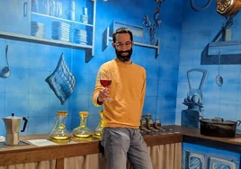 Jonathan Talavera con una copa de vino en una de las salas del Museo de los Aromas.