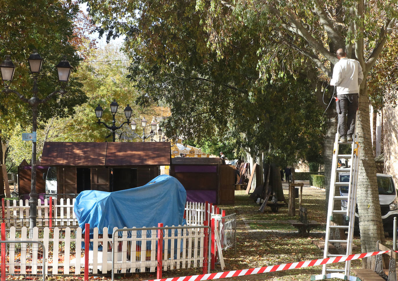 Comienzan a instalar las casetas del Paseo de la Navidad