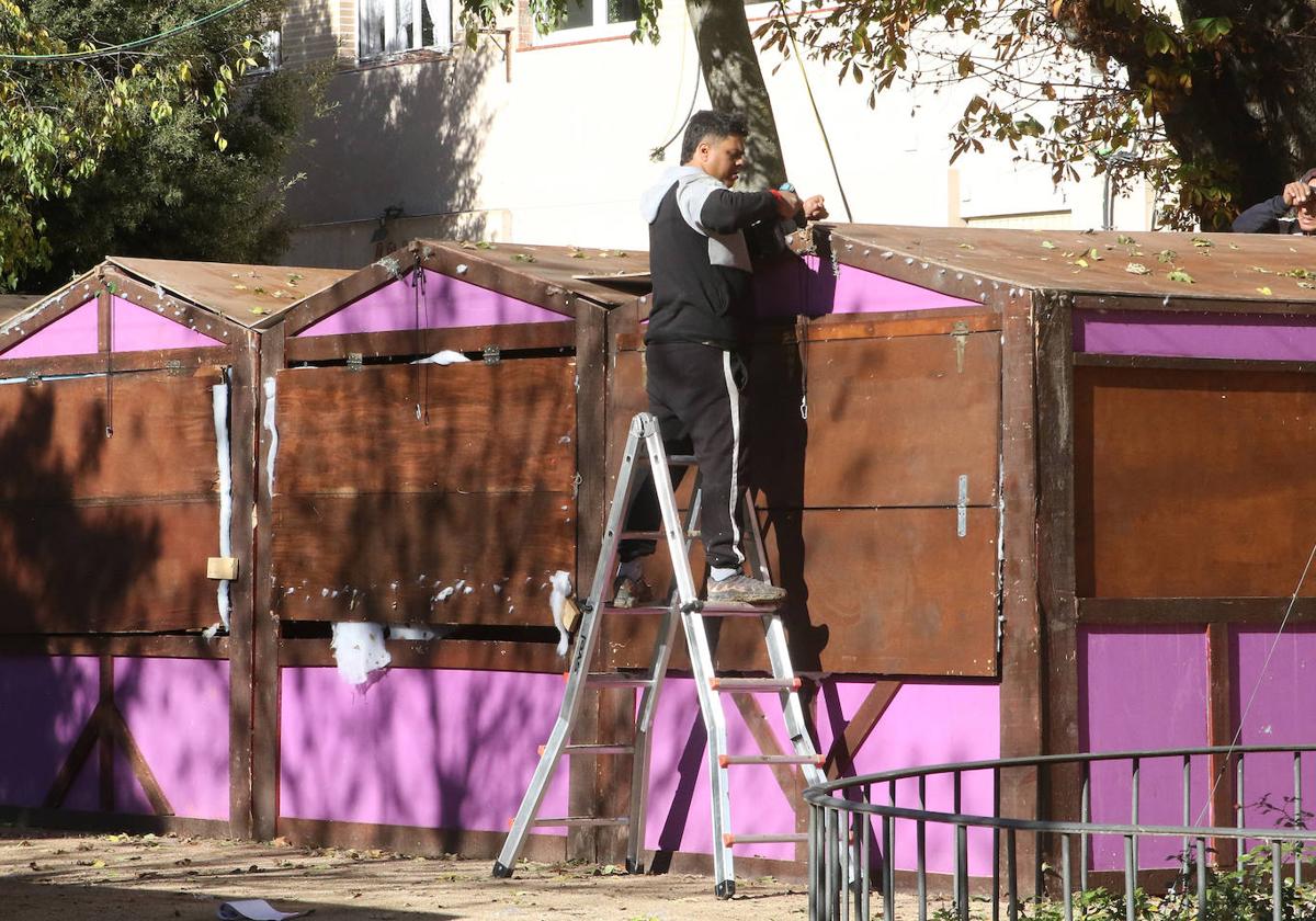 Comienzan a instalar las casetas del Paseo de la Navidad