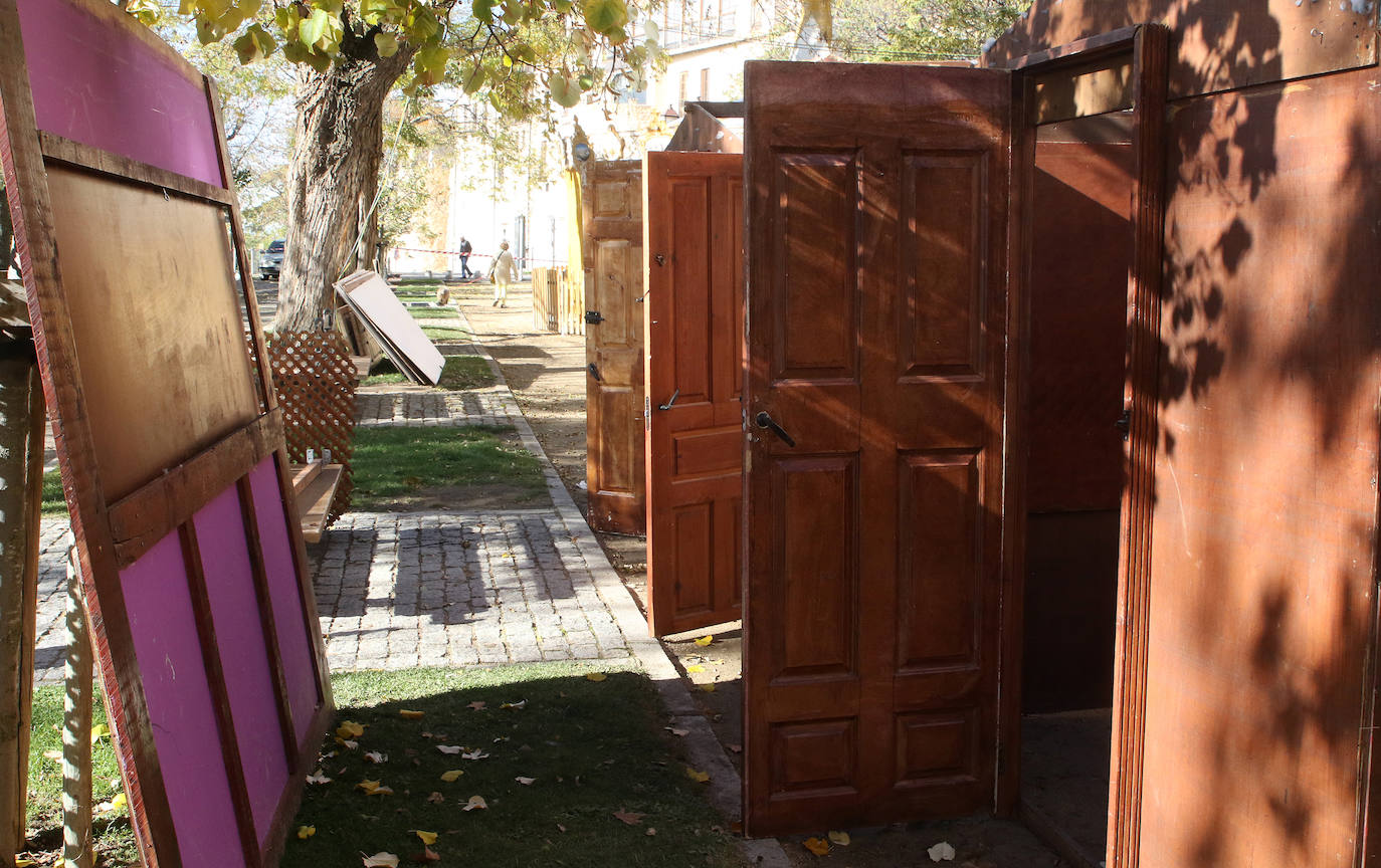 Comienzan a instalar las casetas del Paseo de la Navidad