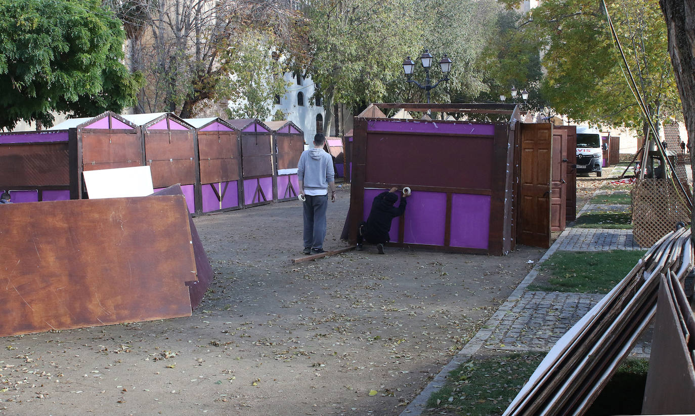 Comienzan a instalar las casetas del Paseo de la Navidad