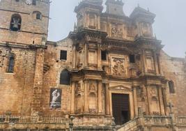 Fachada de La Petra, iglesia de Santa María de Gumiel de Izán.