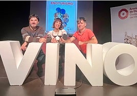 Julian Palacios, Irene Guede y Gonzaga Santesteban (de izquierda a derecha) posan con la palabra vino tras la emisión de su podcast