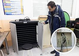 El profesor del Marina Escobar David Sánchez muestra el armario de las tablets. En detalle, el cuadro eléctrico arrancado.