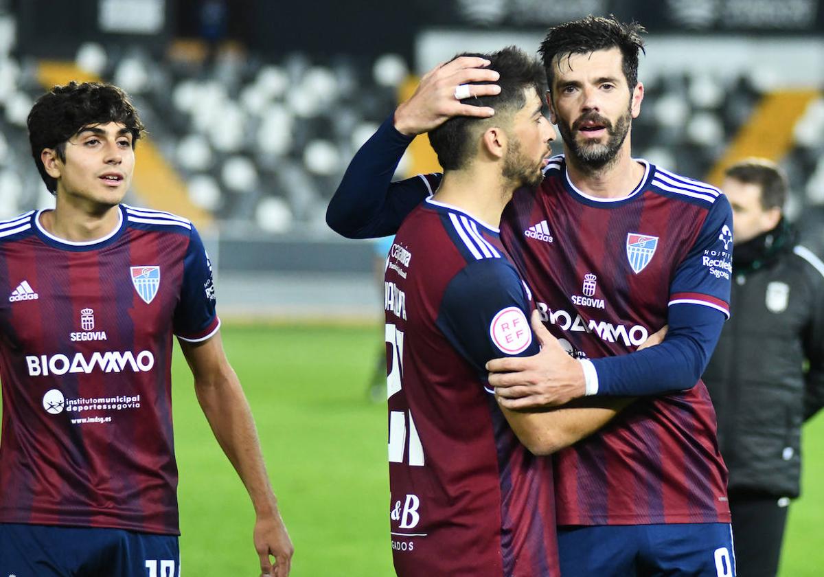 Maroto, Silva y Segovia celebran la victoria ante el Badajoz.