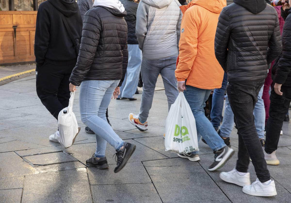 Un grupo de jóvenes accede con botellas a la Plaza Mayor durante la pasada Tardebuena.