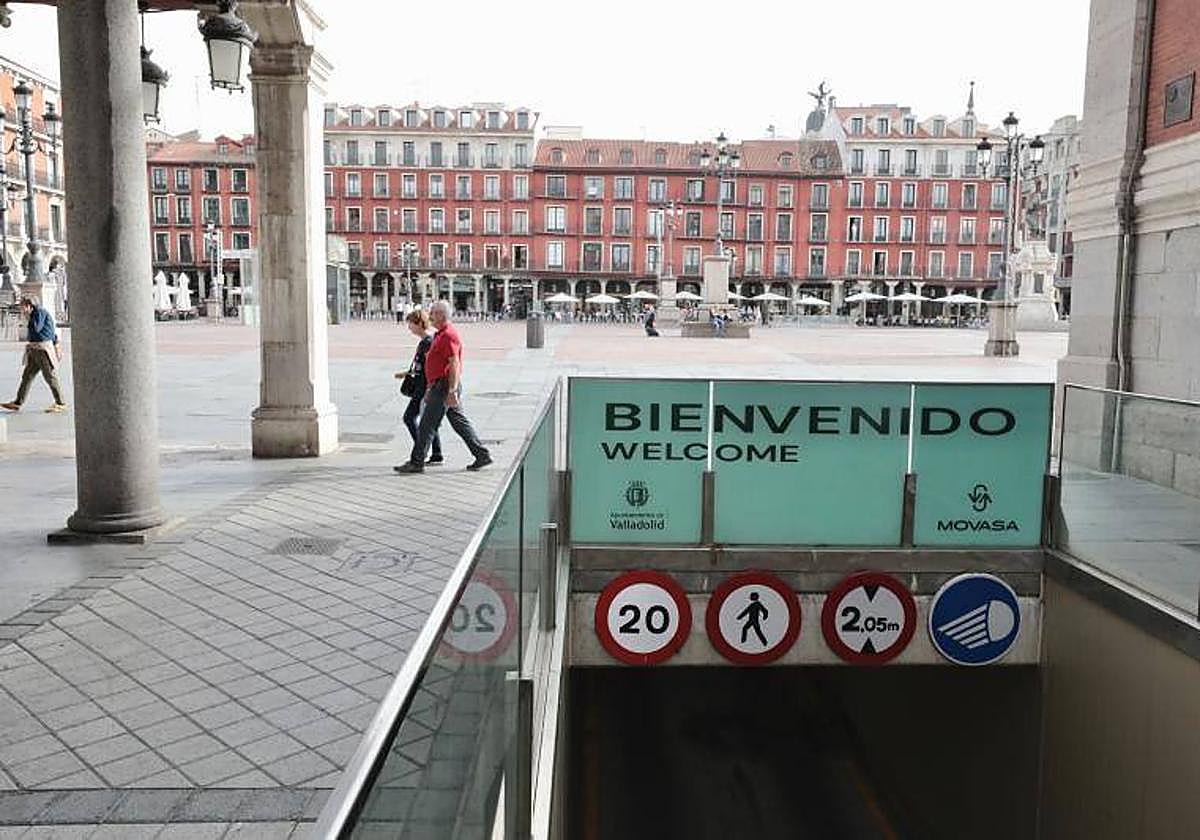 Entrada al aparcamiento de la Plaza Mayor de Valladolid, en una imagen de archivo.