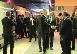 El Rey, junto al presidente del Gobierno y el ministro de Transportes, este miércoles en la inauguración de la Variante de Pajares.