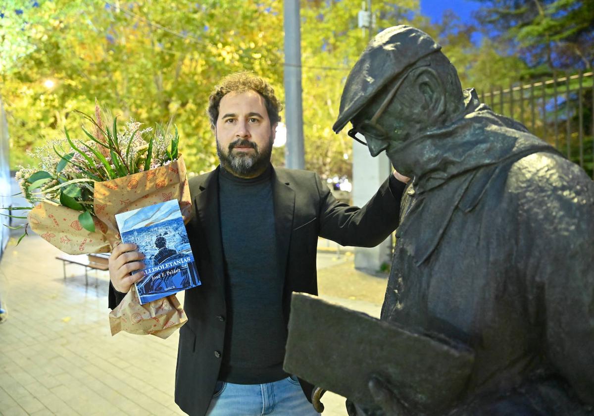 José F. Peláez, junto a la escultura de Miguel Delibes.