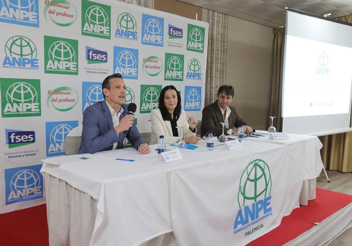 Javier Pajares, presidente de Anpe Palencia, saluda a los docentes, junto a Pilar Gredilla y Javier Riesco, presidenta y vicepresidente regionales.