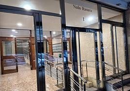 Portal del edificio en el que viven los inquilinos denunciados en Aranda de Duero.