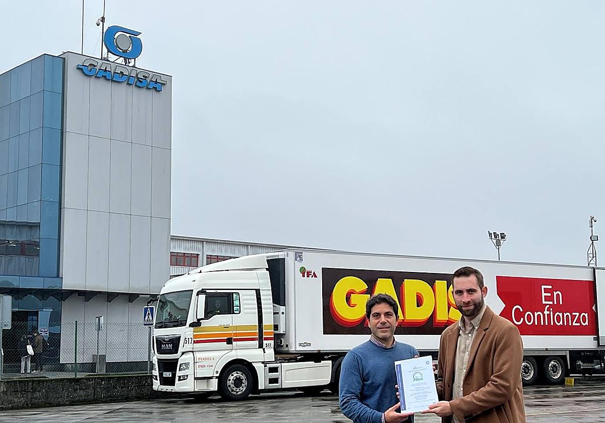 Óscar Varela, responsable de Medioambiente de Gadisa Retail (dcha.) y Fernando Puñal, gestor de cuentas en Saica Natur.
