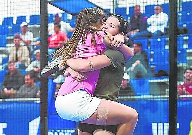 Jimena Velasco se abraza a su compañera Noa Cánovas.