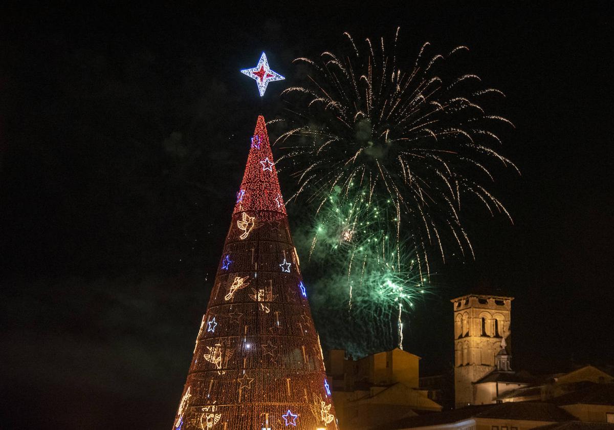 Espectáculo de fuegos artificiales durante la última cabalgata de Reyes en Segovia.