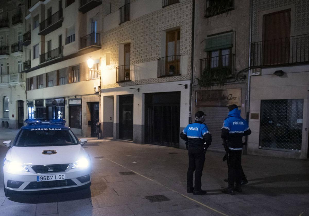 Dos agentes de la Policía Local, en una intervención por ruidos en el casco histórico.