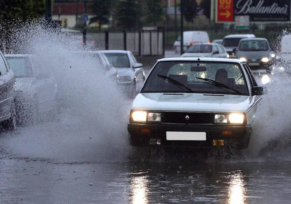 Un coche se abre paso durante una tromba de agua en Valladolid.